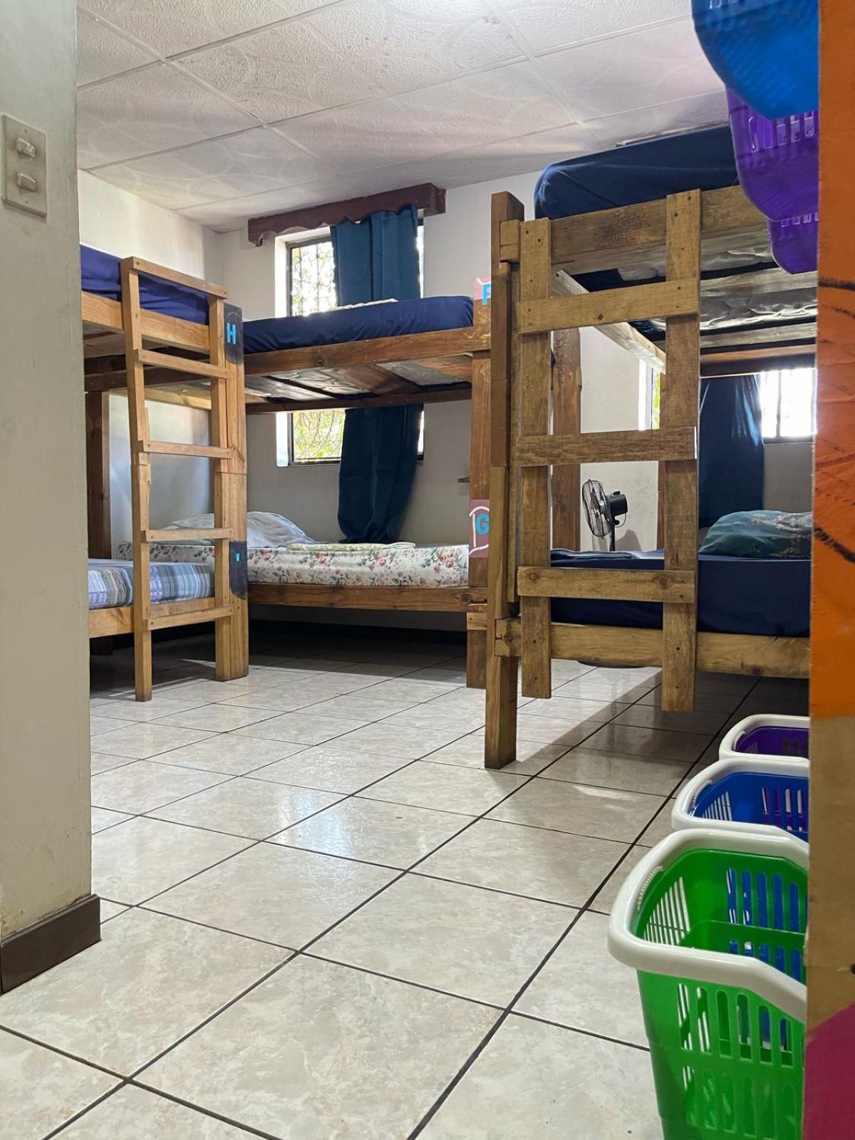 Pool House Hostel Santa Ana Bagian luar foto
