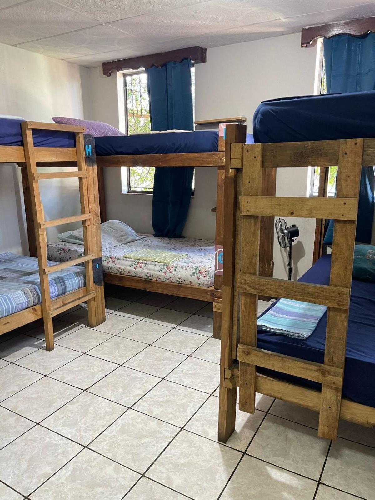Pool House Hostel Santa Ana Bagian luar foto