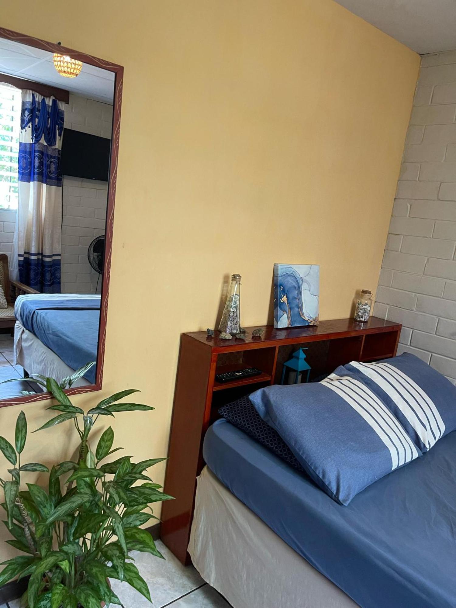 Pool House Hostel Santa Ana Bagian luar foto